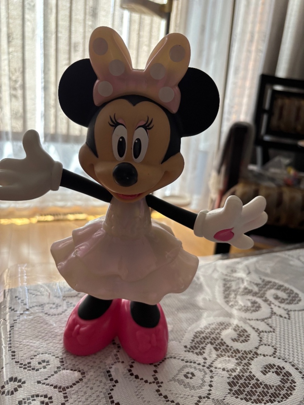 Disney Rainbow Dazzle Minnie Mouse Interactive Talking & Light-Up Figure – Worki